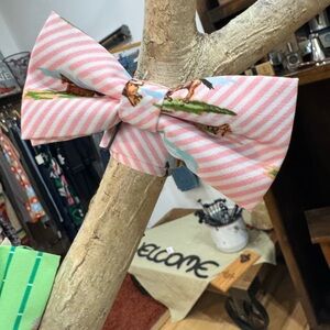 Pink horse bowtie for Steeple Chase or Derby